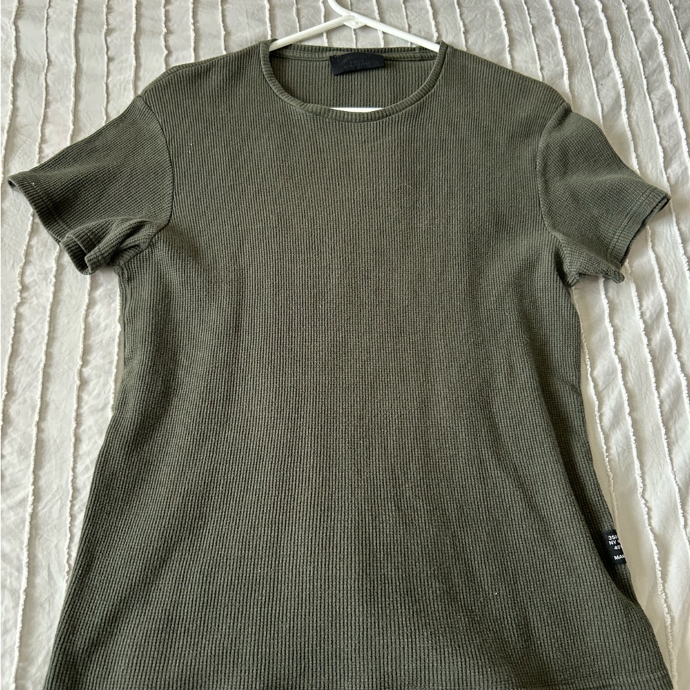 Olive green men’s t shirt. stretchy material